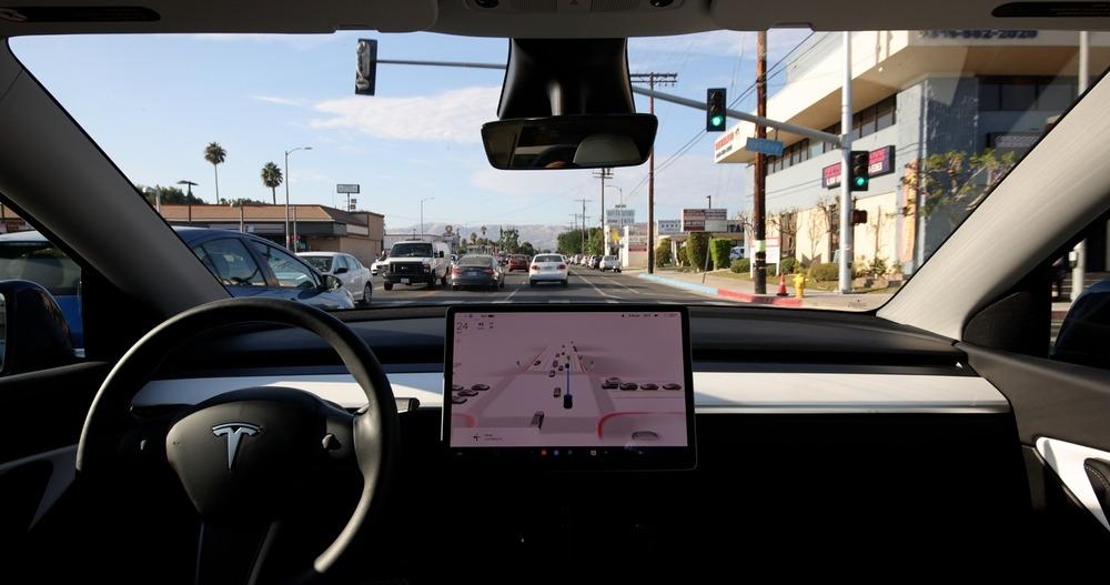 Tesla pausa novas instalações de direção autônoma; entenda