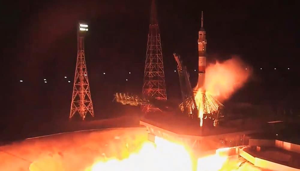 Nave que vai resgatar astronautas chega à ISS neste sábado (25); assista