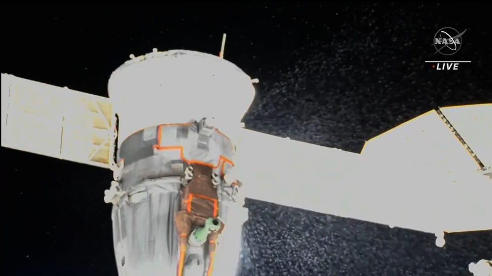 Nave que vai resgatar astronautas chega à ISS neste sábado (25); assista