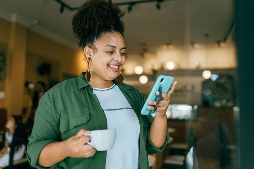Celular barato em 2023: o que define um telefone custo-benefício?