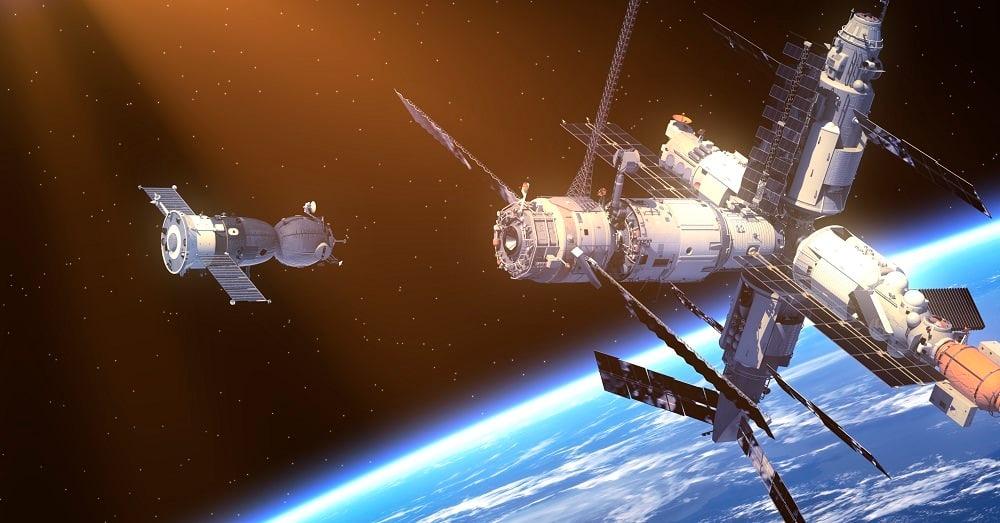 Nave que vai resgatar astronautas chega à ISS neste sábado (25); assista