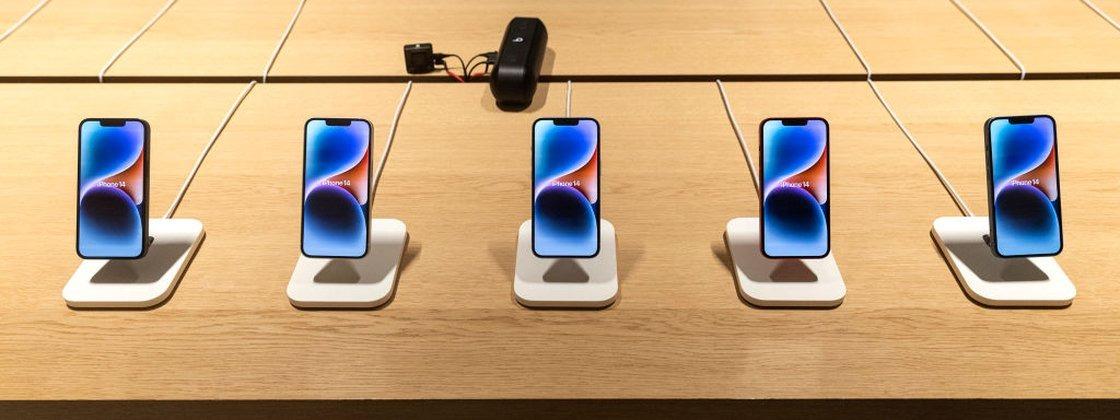 Homem rouba iPhones usando caixa de papelão na cabeça e vai preso